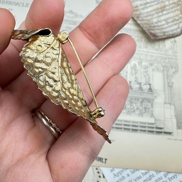 Realistic Vintage Gold Tone Leaf Brooch with  Pearl Accent - Picture 3 of 4